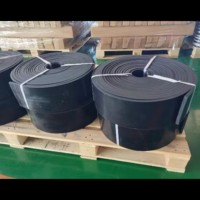 Banda Transportadora Plana de 3 Capas con Placa Lateral de Goma, Faldón de Goma Tipo Sándwich, Color Negro y Rojo, Marca HEZI