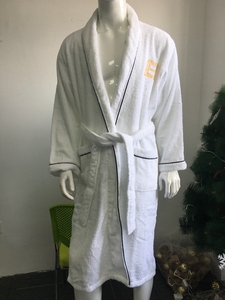 <span class=keywords><strong>Accappatoio</strong></span> Barocco con Logo Ricamato in Oro, <span class=keywords><strong>Accappatoio</strong></span> in Cotone Nero Goffrato per <span class=keywords><strong>Uomo</strong></span> - Product Image 4