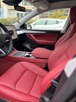 L'intérieur de luxe de la Tesla est doté de housses de siège améliorées, de panneaux d'instruments en cuir et de panneaux de porte.