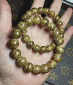 กำไลข้อมือไม้กฤษณาเขตรักษาณาราษฎร์ ขนาด 10–12 มม. วัสดุคุณภาพพรีเมียมจากไม้เก่าแก่ – กลิ่นหอมดั้งเดิมทรงพลังพร้อมกลิ่นหวานสดชื่น - Product Image 1