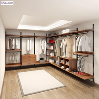 Porte-vêtements sur pied Maxsen en fer doré, taille personnalisée, écologique, avec barres de suspension pour vêtements et étagère de rangement inférieure