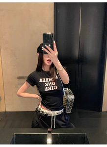 T-<span class=keywords><strong>shirt</strong></span> d'été décontracté à impression numérique pour femmes avec poche à manches courtes col en V tricoté chemisier teint en fil/décoration de logo supérieur - Product Image 4