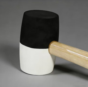 مطرقة مطاطية عالية الجودة قابلة للتخصيص بوجهين أسود-أبيض مع مقبض خشبي - Product Image 2