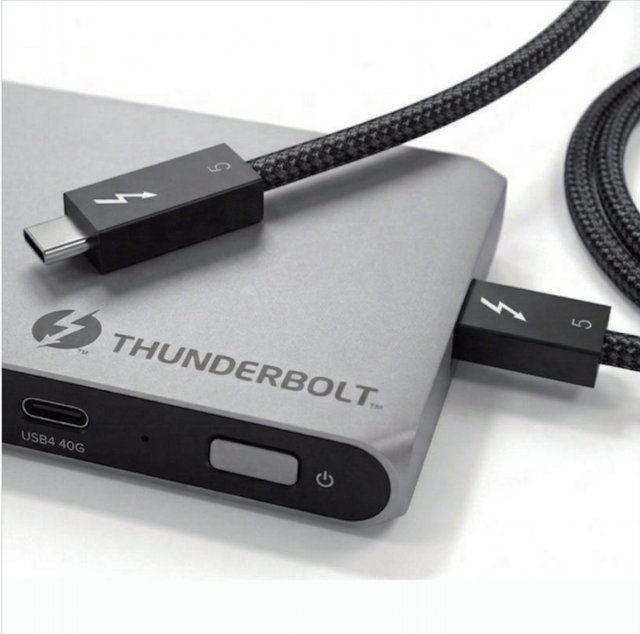 Thunderbolt 5 Type-C Cable 80Gbps 16K UHD 5A Fast Charging 240W PD E-mark PVC Aluminum Alloy Braid Shielding Computer Camera