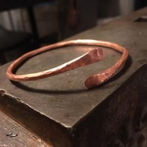 Brazalete Artesanal de Cobre con Detalle Magnético y Acabado a Mano para Hombres y Mujeres, Joyería de Moda, Pulseras con Dijes - Product Image 2