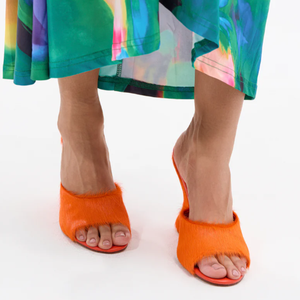 Mules compensées en fourrure de crin de cheval orange pour femme, avec talon sculpté unique et bout ouvert – Chaussures tendance et audacieuses - Product Image 5
