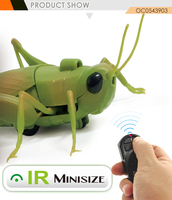 Ququma OC0543903 Télécommande Électrique Pas Chère, Jouet en Plastique en Forme de Locustes, Modèle Réaliste d'Insectes, Simulation de Pulvérisation de Brume Infrarouge pour