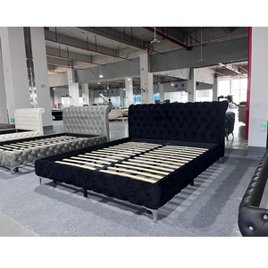 <span class=keywords><strong>Letto</strong></span> matrimoniale king size Pinzhi Home personalizzato, con struttura imbottita in velluto nero, lussuoso e moderno, con testiera con linee dorate. - Product Image 5
