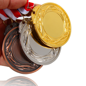 Cinta de medallas de Metal dorado personalizada al por mayor de fábrica para premios deportivos para estudiantes graduación para personalizar <span class=keywords><strong>el</strong></span> <span class=keywords><strong>nombre</strong></span> medallas artesanales de Metal - Product Image 1