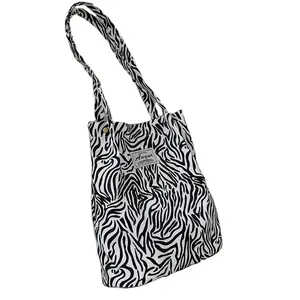 Dames Mode Ins Stijlvolle Nylon Schoudertas Zachte Draagtas Grote Capaciteit Dier Koe Print Canvas Handtas Om Te Winkelen