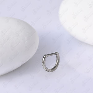 Joyería Hipoalergénica para Piercing de Nariz, Diseño en Forma de D con Segmento Articulado de Titanio G23, 1.0 mm, Blanco, Zirconia Redonda 5A con Engaste de Garra - Product Image 2