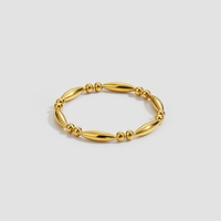 Bague Statement pour Femme Liliflor PVD en Acier Inoxydable Plaqué Or 18K, Étanche, avec Perles Ovales et Billes Rondes, Bande Solide Entrelacée R264629