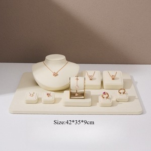 แท่นโชว์เครื่องประดับระดับไฮเอนด์แบบกำหนดเอง สำหรับจี้ สร้อยข้อมือ แหวน เคาน์เตอร์ ถ่ายทอดสด อุปกรณ์ประกอบฉากโชว์เครื่องประดับ - Product Image 6