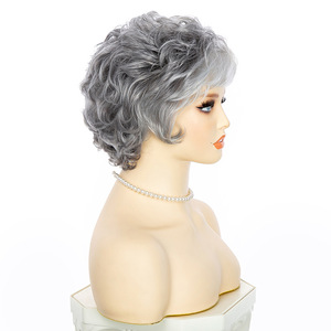 Perruque <span class=keywords><strong>Femme</strong></span> <span class=keywords><strong>Cheveux</strong></span> Courts Bouclés Volumineux avec Frange Inclinée, Fibre Haute Température, Blanc Cendré, Vente Directe Usine, Perruque Monobloc - Product Image 4