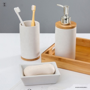 Juego <span class=keywords><strong>de</strong></span> 4 Accesorios <span class=keywords><strong>de</strong></span> <span class=keywords><strong>Baño</strong></span> <span class=keywords><strong>de</strong></span> Cerámica con <span class=keywords><strong>Tapa</strong></span> <span class=keywords><strong>de</strong></span> Madera, Juego <span class=keywords><strong>de</strong></span> Regalo <span class=keywords><strong>de</strong></span> Lujo Personalizado con Plato para Sopa y Botella <span class=keywords><strong>de</strong></span> Champú - Product Image 5