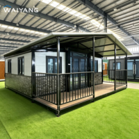 Maison conteneur préfabriquée extensible pratique de 20 pieds, maison modulaire moderne à 2 chambres avec salon