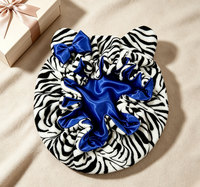 Bonnet de nuit doux à motif zèbre avec oreilles d'ours mignonnes et nœud bleu, doublure intérieure en satin, protection capillaire nocturne