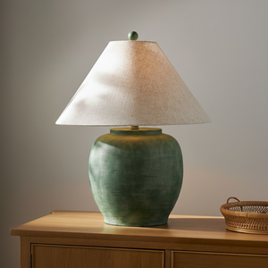 Lampe en céramique verte rustique avec abat-jour en lin, offrant une lumière chaleureuse et accueillante. Disponible à prix de gros - Product Image 1