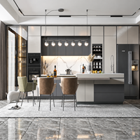Meubles de cuisine modernes de luxe sur mesure avec îlot, table à manger, comptoir aspect marbre, rangement, sans poignées, ensemble complet