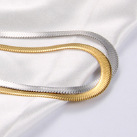 Colliers Ras-du-Cou Chevrons Plaqué Or 18 Carats INS pour Femme, Délicats Colliers Bijoux Chaîne Serpent Plate en Acier Inoxydable