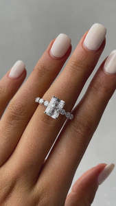 Anillos de compromiso lujosos de diamante de laboratorio de corte radiante de diseño minimalista Anillo solitario de Halo oculto de oro de 18K con diamantes acentuados - Product Image 3