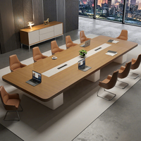 Table de réunion contemporaine avec coins arrondis et plateau de travail spacieux multi-postes