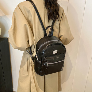 Sac à dos simple en cuir argenté avec bretelles confortables, un must-have pour les voyages de loisirs - Product Image 1