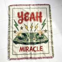 Couverture de voyage compacte personnalisée en jacquard teint en fil avec franges, idéale pour les compagnies aériennes, les hôtels et les cadeaux d'entreprise