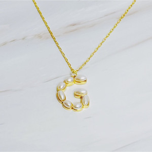 Collier avec pendentif initial en mosaïque de perles - Product Image 2