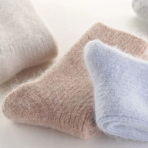 Chaussettes tricotées douces et chaudes en laine pelucheuse pour femmes et filles - Product Image 3