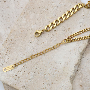 Geometric Gold Chain Bracelet With Green Zircon Inlay For Gift Wear - Product Image 2
