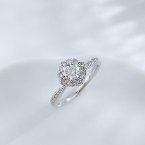 Anello con Diamante Coltivato in Laboratorio a Quattro Punte, Stelo Dritto, in Platino PT950, Gioiello Raffinato per Fidanzamento e Matrimonio - Product Image 3