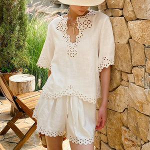 Ensemble de shorts de vacances vintage pour femme, style sud-ouest de France, avec chemisier blanc à manches courtes en ramie et coton brodé ajouré - Product Image 1