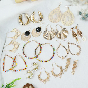 Pendientes Geométricos Tipo Huggie, Chapados en Oro, Aleación con Imitación de Perla, Estilo Bohemia para Mujer, Joyería de Moda - Product Image 1
