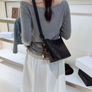 กระเป๋าถือผู้หญิงรุ่นใหม่ล่าสุด คุณภาพสูง แฟชั่นสไตล์เรโทร กระเป๋าทรงถัง ตัวล็อคแม่เหล็ก พิมพ์ลาย สะพายไหล่เดียวหรือสะพายข้างได้ - Product Image 4