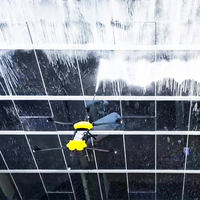 Drone de nettoyage haute pression UAV à jet d'eau de précision pour la distribution ciblée d'eau aux fenêtres des immeubles de grande hauteur, destiné à la maintenance des bâtiments en hauteur