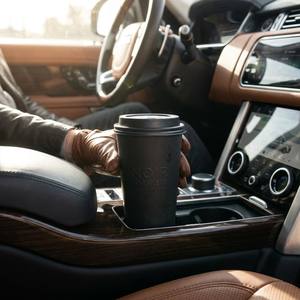 Nous avons des tasses à café noires épaisses disponibles pour la personnalisation. Ces gobelets à café sont en papier avec un couvercle givré. - Product Image 6