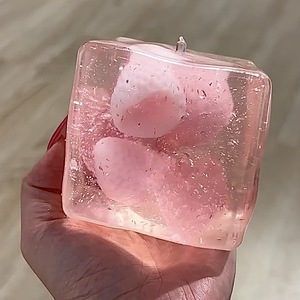 Le best-seller transfrontalier de PLAYGORO : Grandes boules de glace carrées rafraîchissantes à la fraise, compressibles, en matériau TPR, pour les jeunes - Product Image 2