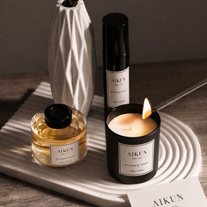 AIKUN OEM Ensemble de luxe personnalisé de bougies parfumées en verre blanc chaud et diffuseur à bâtonnets pour hôtel, villa, salle de bain - Product Image 3