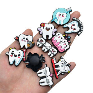 Vente en gros de chaussures dentaires de clinique dentaire breloques cadeaux promotionnels <span class=keywords><strong>dents</strong></span> brosse <span class=keywords><strong>à</strong></span> <span class=keywords><strong>dents</strong></span> dentistes décoration de chaussures sabots de <span class=keywords><strong>dents</strong></span> breloques - Product Image 2