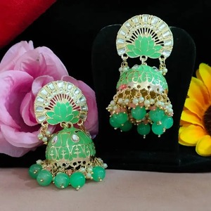 Elegante Meenakari Jhumkas con colgantes coloridos y detalles de acrílico Kundan de primera calidad, pendientes clásicos de moda india - Product Image 6