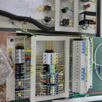 Caja de Control Eléctrico Personalizada de 440V, Centro de Automatización PLC de 100A con HMI Integrado para Monitoreo de Procesos Técnicos