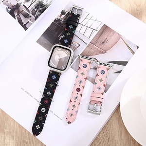 Forwelleny 20mm Nouvelle Mode <span class=keywords><strong>Bracelet</strong></span> En <span class=keywords><strong>Cuir</strong></span> LV Voyage À Quatre Feuilles Fleur Bande <span class=keywords><strong>Bracelet</strong></span> pour <span class=keywords><strong>Apple</strong></span> <span class=keywords><strong>Watch</strong></span> Série 11 10 9 <span class=keywords><strong>8</strong></span> 49mm - Product Image 3