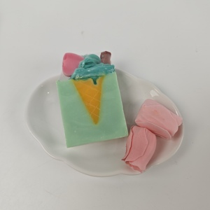 Jabón hecho a mano con temática <span class=keywords><strong>de</strong></span> helados con manteca <span class=keywords><strong>de</strong></span> karité <span class=keywords><strong>de</strong></span> <span class=keywords><strong>aceite</strong></span> <span class=keywords><strong>de</strong></span> oliva y extracto <span class=keywords><strong>de</strong></span> fresa Barra <span class=keywords><strong>de</strong></span> jabón <span class=keywords><strong>de</strong></span> regalo divertida e hidratante - Product Image 3
