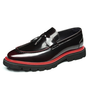 Chaussures habillées à enfiler en cuir de vachette verni brillant rouge bordeaux avec pompon décoratif, bande rouge contrastante, semelle épaisse antidérapante à crampons et bout rond - Product Image 1