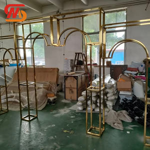 Elegante Fondo de Boda Dorado, Soporte de Acero Inoxidable en Forma de Arco con Camino de Mesa de Flores Rosadas y Sofá - Product Image 3