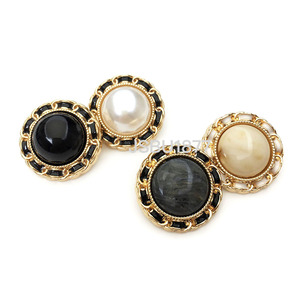 Top maglione rotondo di fascia alta da donna <span class=keywords><strong>con</strong></span> grandi <span class=keywords><strong>bottoni</strong></span> a catena di perle moderni accessori per cappotto in Cashmere bottone in metallo in lega di zinco - Product Image 1