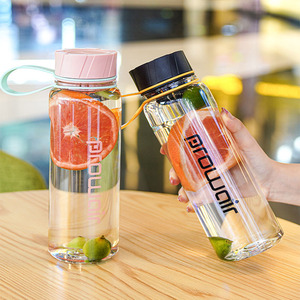 Bouteille d'eau de sport avec couvercle en plastique transparent, design classique minimaliste, personnalisable, unisexe, design <span class=keywords><strong>TOUR</strong></span>, vente en gros, <span class=keywords><strong>portable</strong></span>, durable, 750 ml, <span class=keywords><strong>PC</strong></span> - Product Image 4
