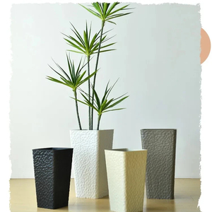Maceta Cuadrada de Plástico con Acabado Perlado y Textura Martillada, Estilo Moderno, Transpirable y Duradera para Plantas Verdes - Product Image 1