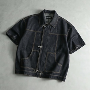 Chemise à manches courtes noire DIZNEW pour homme, 3 fermoirs argentés gravés DIZNEW, poche poitrine zippée, double poche inférieure, ourlet à boutons-pression - Product Image 2
